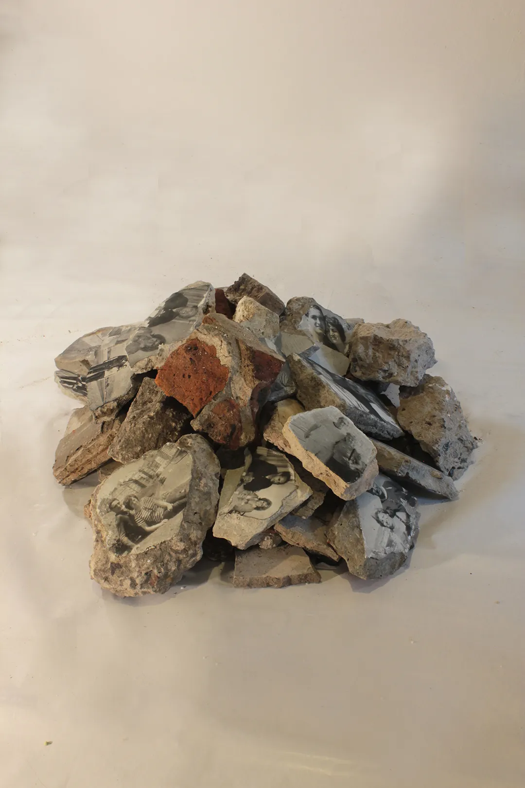Inv. 3379 / Julieta Lucila Reinaud Pavón / Las ruinas de un imperio / MPBA